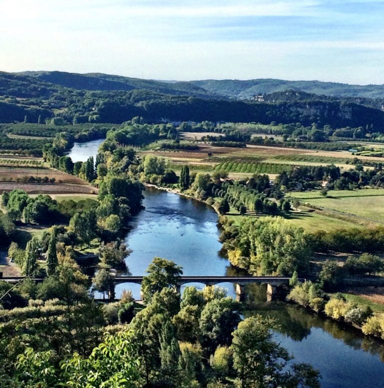 Vue panoramique de la rivière Dordogne et campagne.