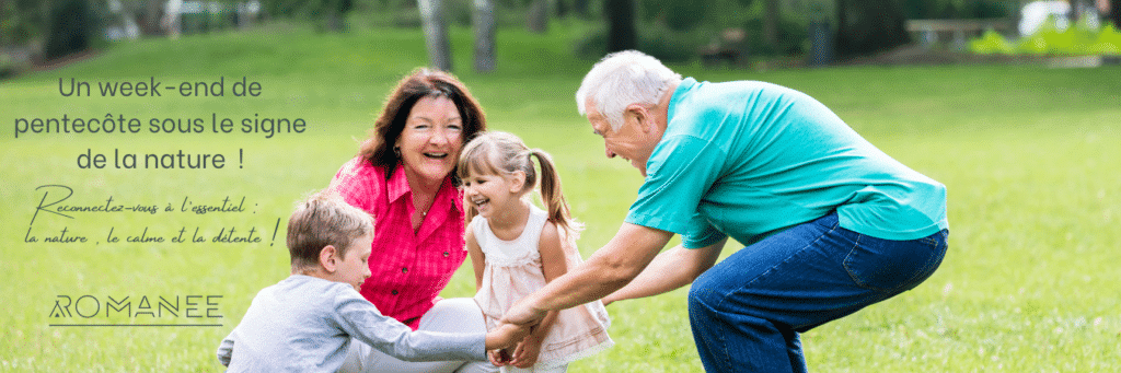 Famille souriante jouant dehors dans un parc verdoyant.