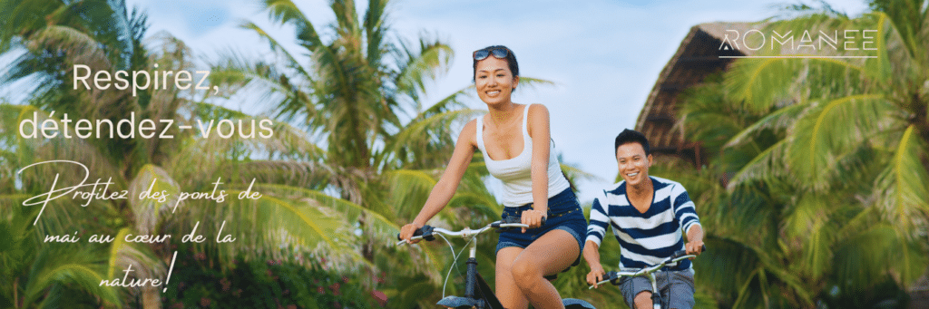 Couple à vélo dans un cadre tropical verdoyant.