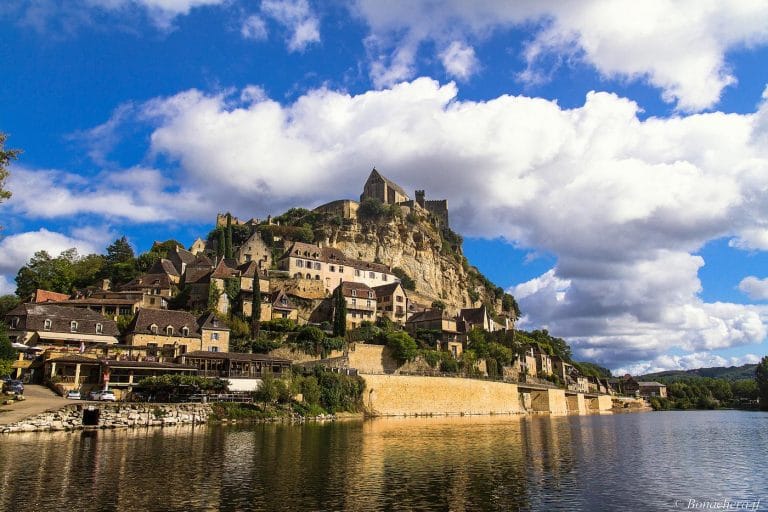 Château pittoresque sur colline au bord d'une rivière.