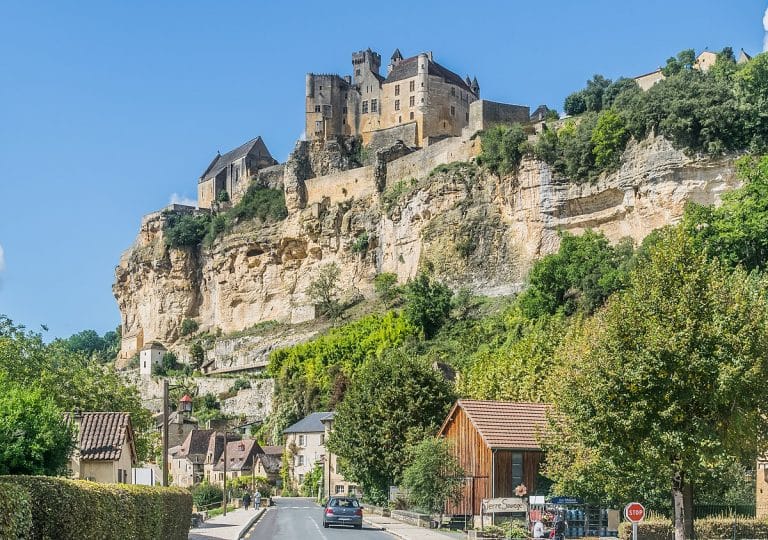 Château médiéval perché sur une falaise en France.
