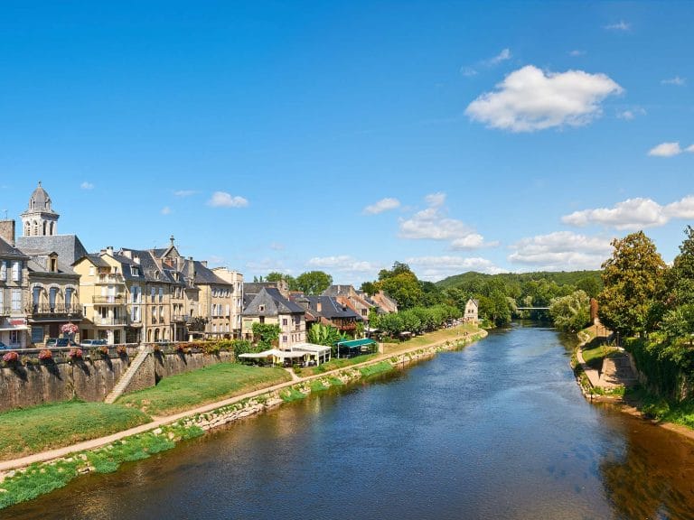 Village pittoresque au bord d'une rivière paisible.