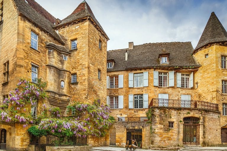 Vieilles maisons en pierre à Sarlat, France.