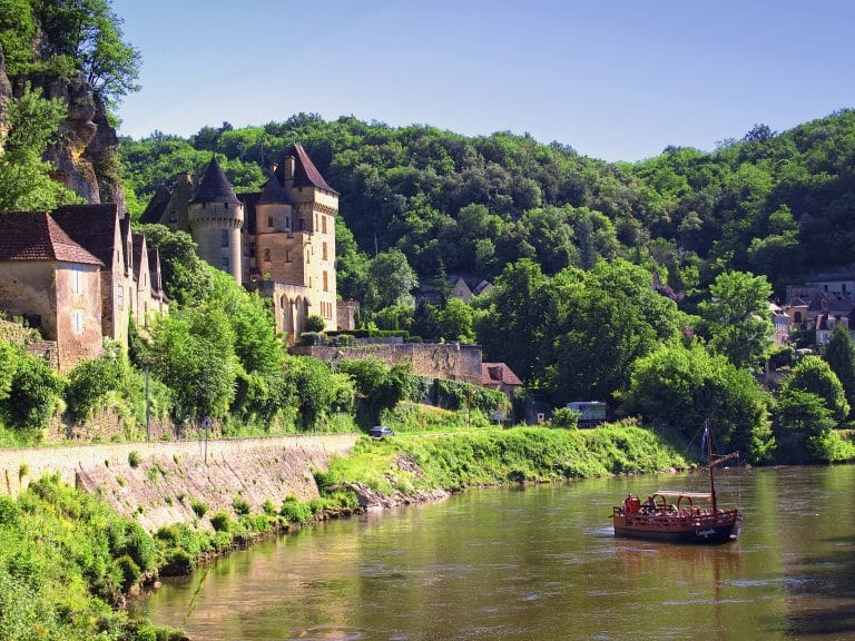 Bâteau sur rivière avec château médiéval et forêt