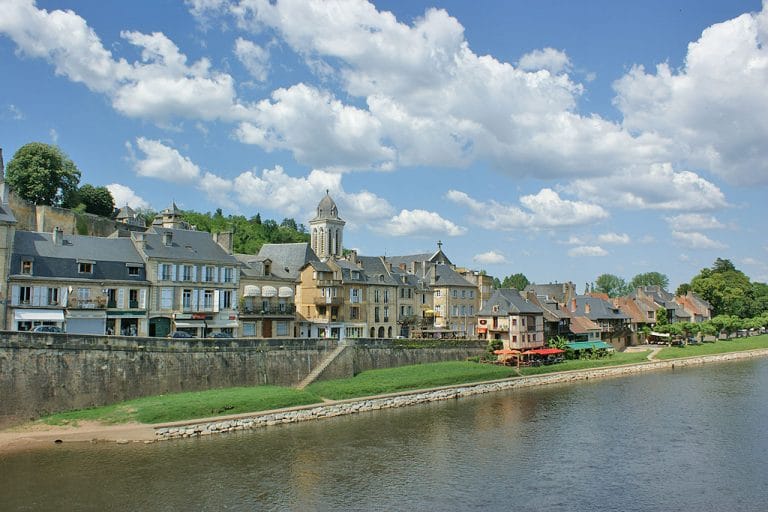 Village français pittoresque au bord de la rivière