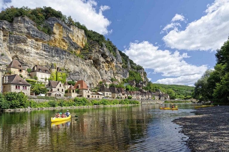 Canoë sur la Dordogne, falaises et village pittoresque.
